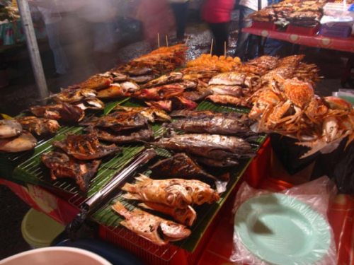 Du khách tham quan chợ đêm Dinh Cậu cũng luôn bị hấp dẫn bởi những món đồ hải sản tươi ngon